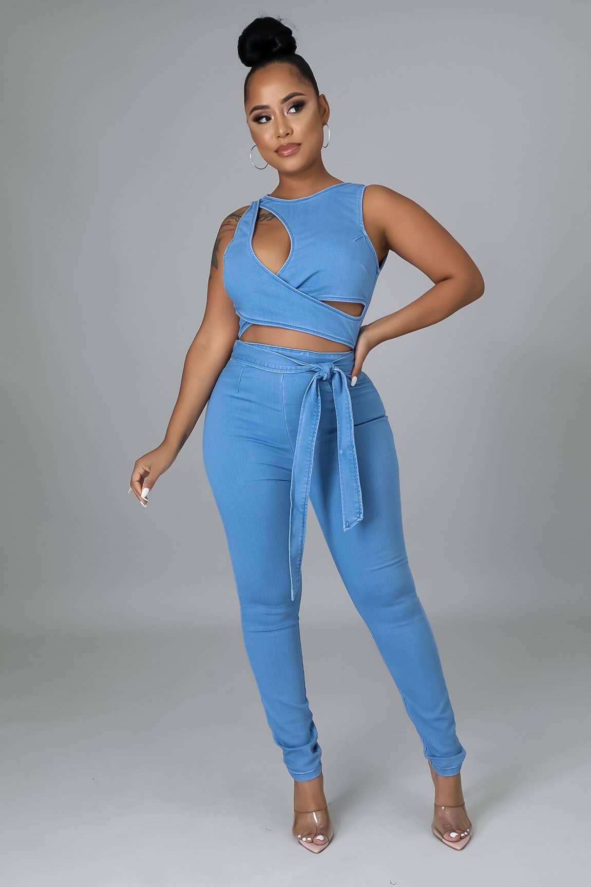 5besties inc – wholesale Jumpsuit - Dam – Jeansoverall med utskuret mönster och knytning7