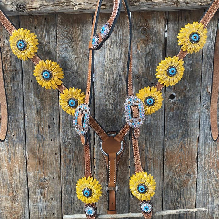 Un collier pour une oreille et une poitrine - Yellow Daisy #OEBC422 pour la vente par Rodeo Drive