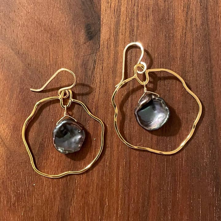 gerahmter schwarzer Keshi-Perlenohrring für den Großhandel von Hahn Jewelry