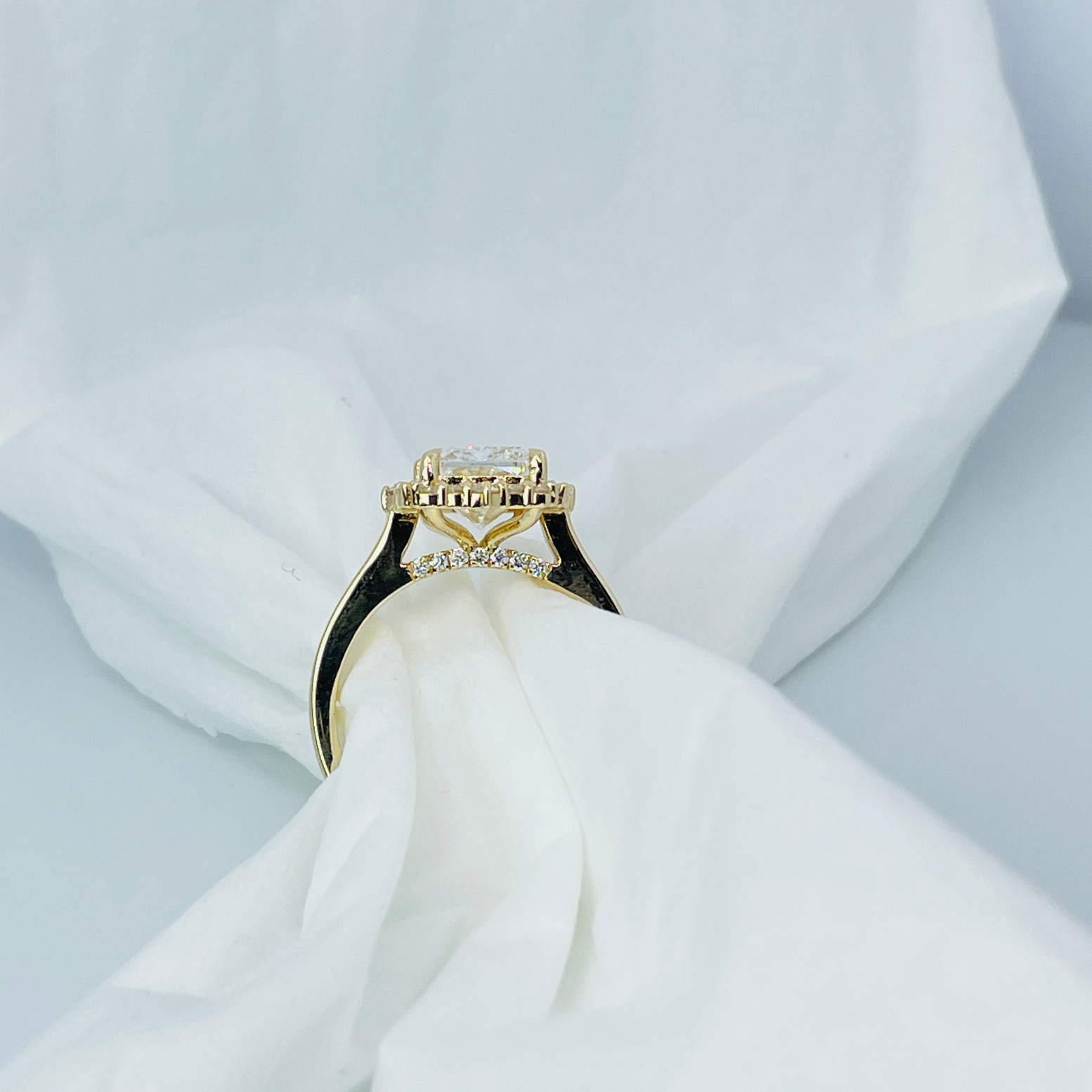 Triple C Diamonds – Großhandel Verlobungsringe – 3 Karat Radiant-Schliff Halo 14K Massivgold Solitär Diamant Verlobungsring1