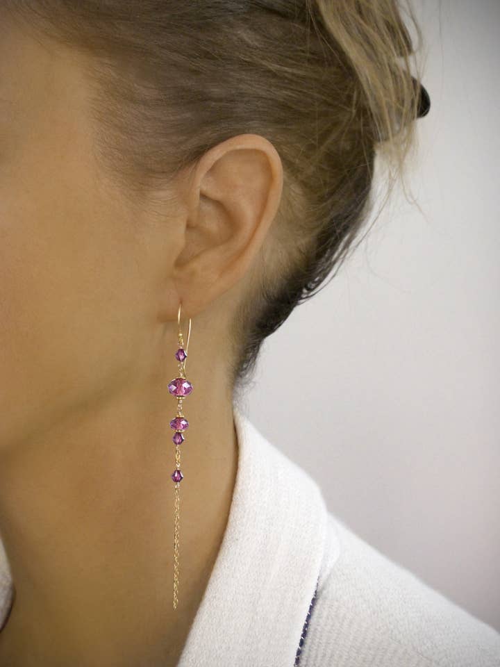 Lange oorbellen met 18K vergulding en amethist kristallen voor wholesale door DIGE DESIGNS