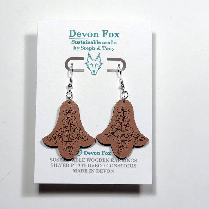 Houten oorbellen met klokje - handgemaakt in Devon voor wholesale door Devon Fox
