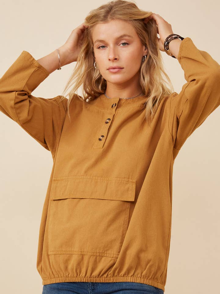 Haut à capuche pour femmes avec poches cargo à boutons pour la vente par Hayden LA