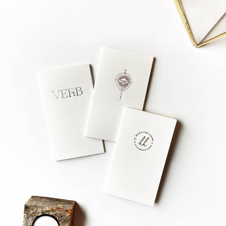 Tilpasset logo foliepræget mini sadelsyet notesbog for engroshandel hos Studio Portmanteau