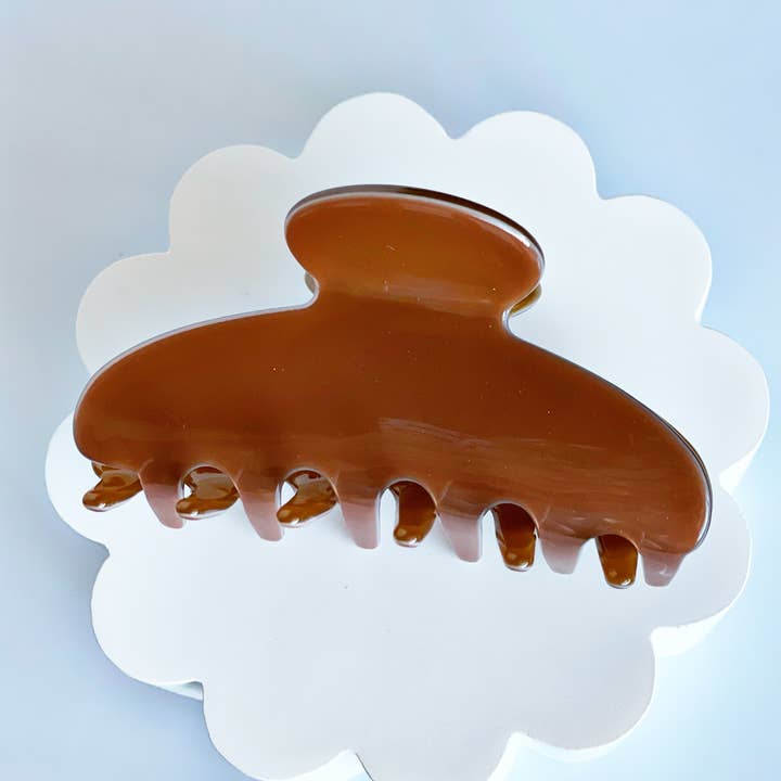 Barrette à cheveux griffe caramel pour la vente par Lady Eleanor & Co