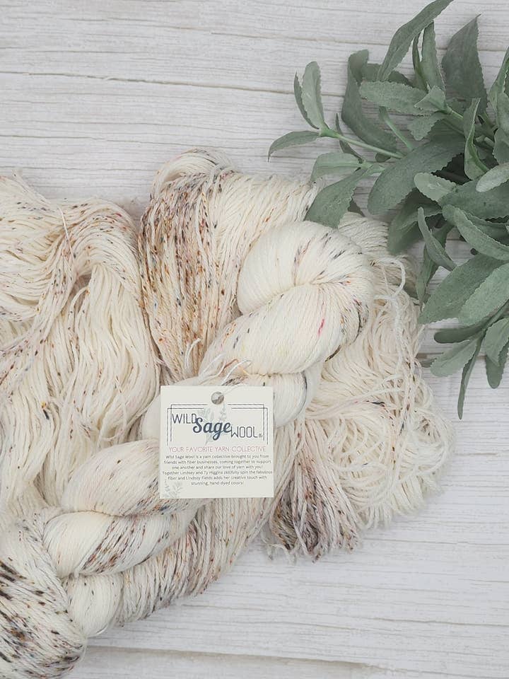 Murmures du Foyer - Fingering — Teinture sur commande pour la vente par Wild Sage Wool
