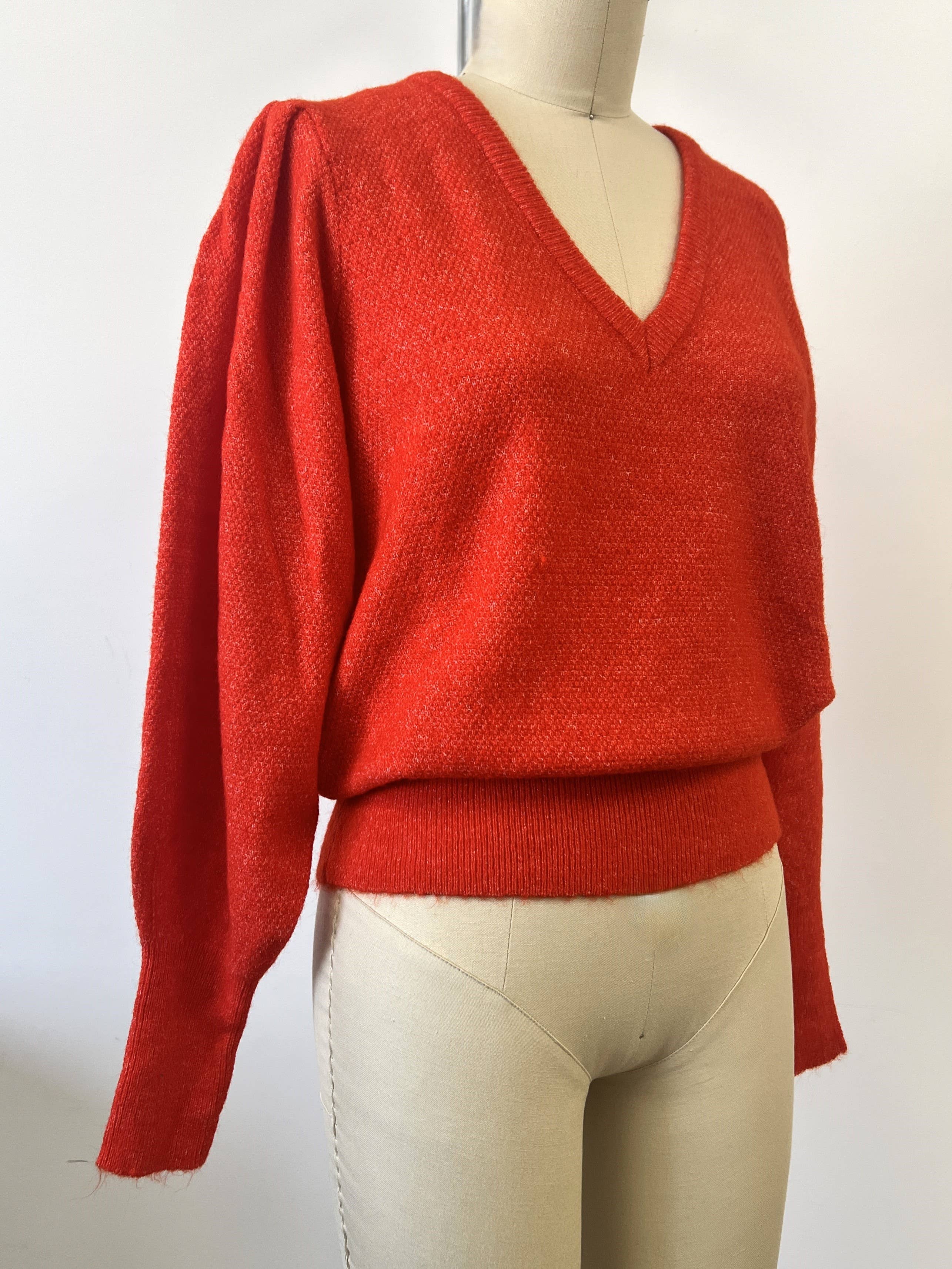 KÖRSBÄRSTOMAT MYSIG FEMME ULLPUFFTRÖJA för wholesale på Faire8