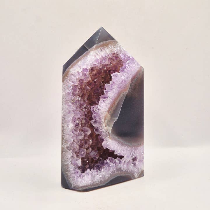 Ametyst-agatspids Uruguay 518 g – Højkvalitets druseædelsten med naturlige agatbånd for engroshandel hos Moonlight Gemstones