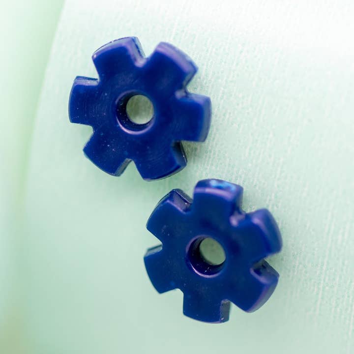 Boucles d'oreilles à tige dentelées en forme de marguerite marine pour la vente par Leetie Lovendale