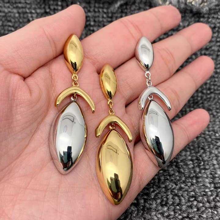 Boucles d'oreilles pendantes en acier inoxydable plaqué or 18K bicolore brillant - FGS pour la vente par Mio Queena