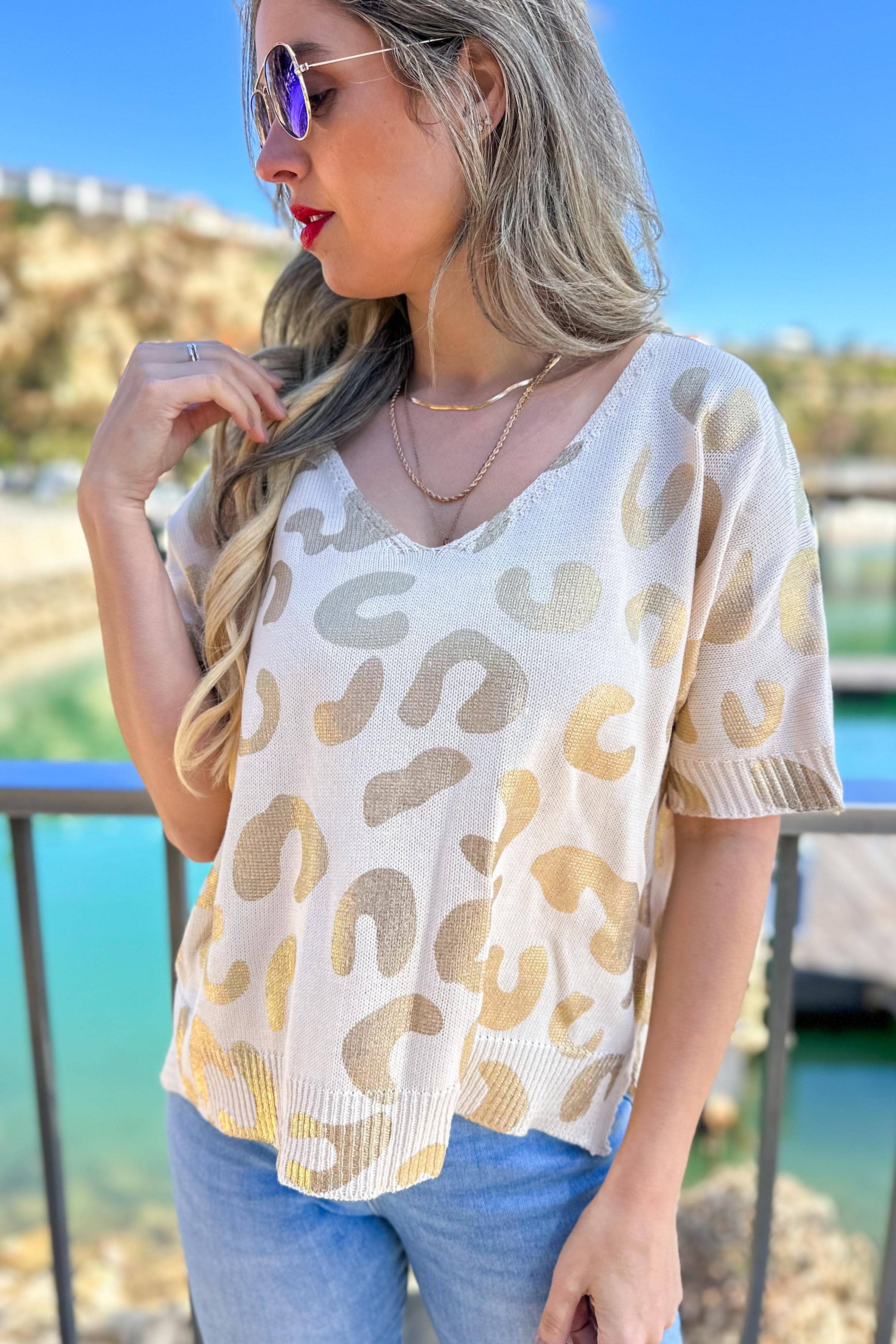Crema Top de punto con cuello en V y manga corta con estampado de leopardo dorado crema de venta al por mayor en Faire1
