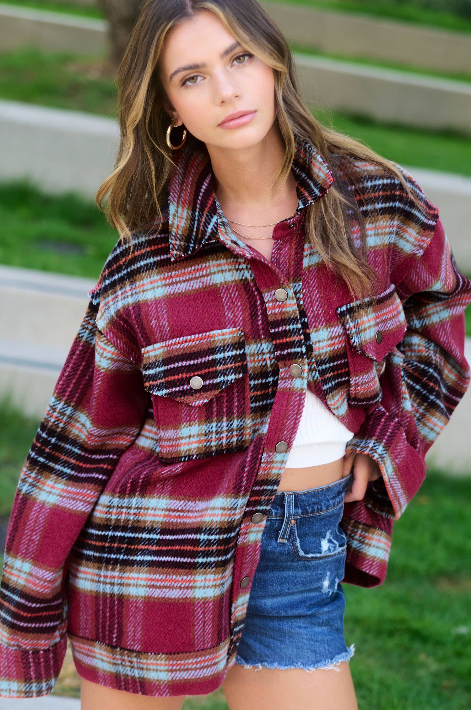 La Miel – Großhandel Hemdjacke/Shacket – Damen – JKT1797-Hemdbluse mit kariertem Knopfverschluss und Taschen in lockerer Passform19