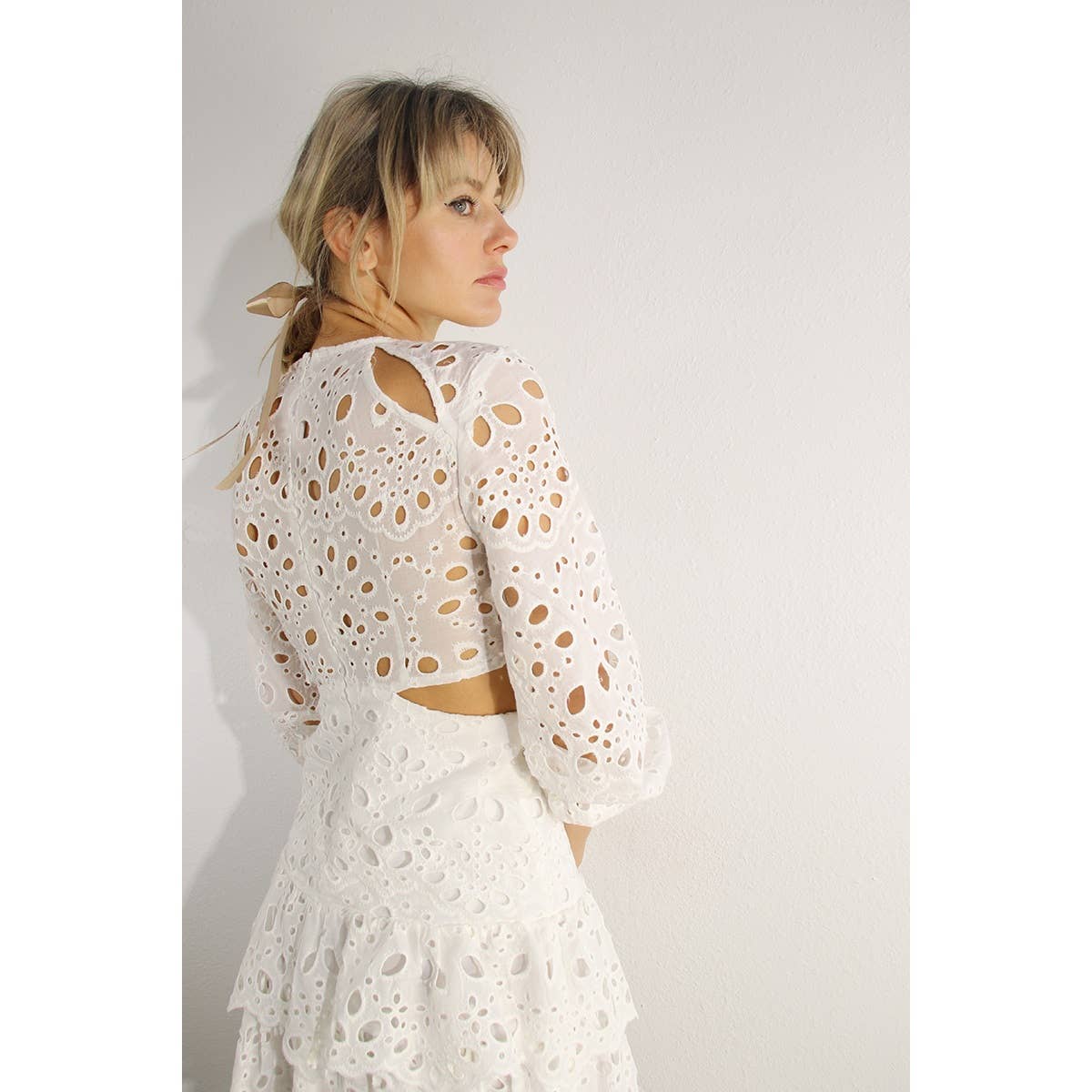 BIANCO ABITO IN VITA CON TAGLIO CROP TOP IN PIZZO in vendita all'ingrosso su Faire3