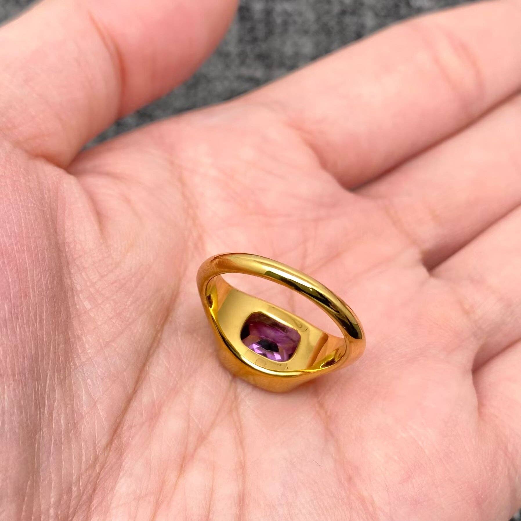 Mio Queena - Vente Solitaire - Bague en acier inoxydable plaqué or 18K avec zircon pourpre - FGS3