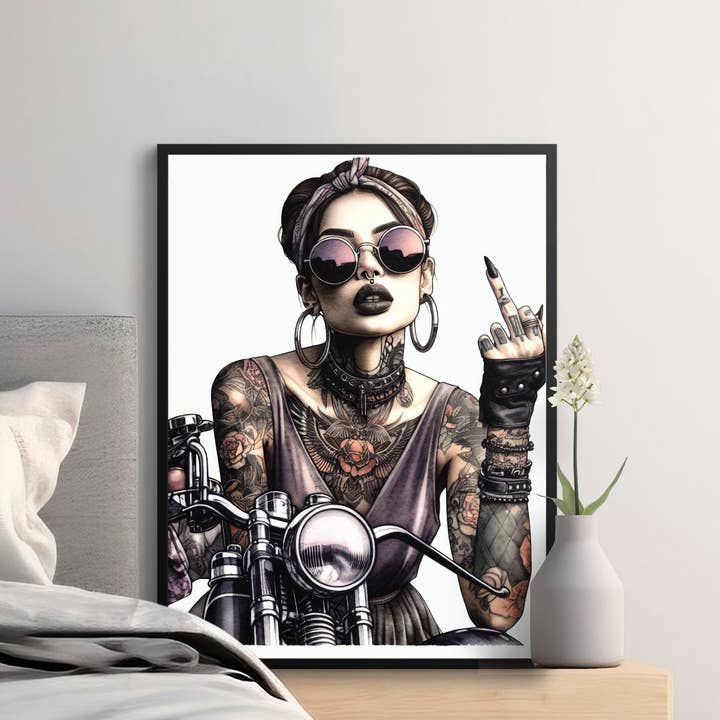 Pôster Mulher Tatuada na Moto, Arte de Parede Moderna e Ousada, Impressão em Tela de Garota Biker Urbana, Decoração Contemporânea Grande, Ideia de Presente por atacado de FreakyTeeFactory