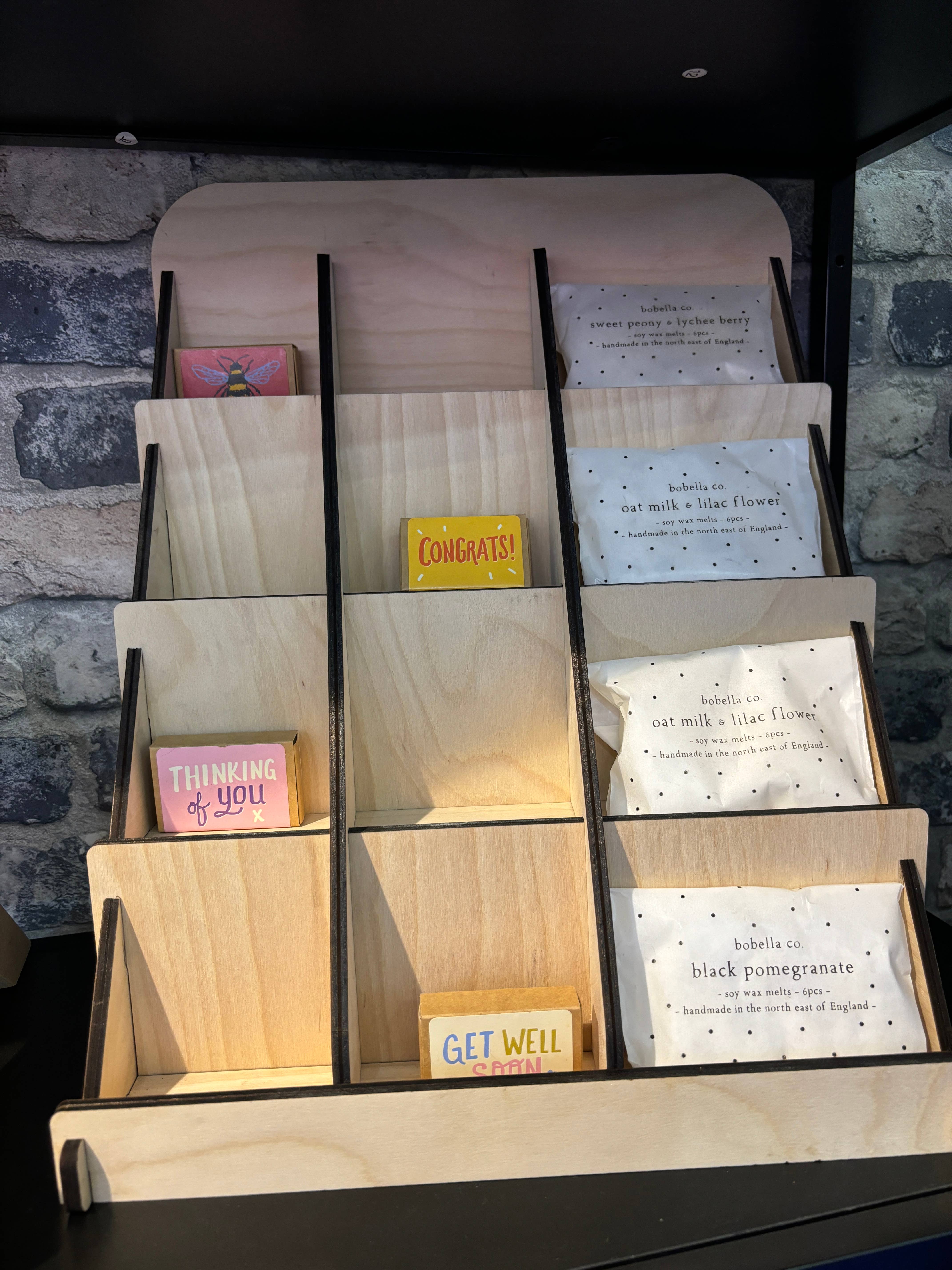 mayos makers – Engroshandel Display til detailhandlere – Trædisplay med 12 flytbare rum til flere formål4