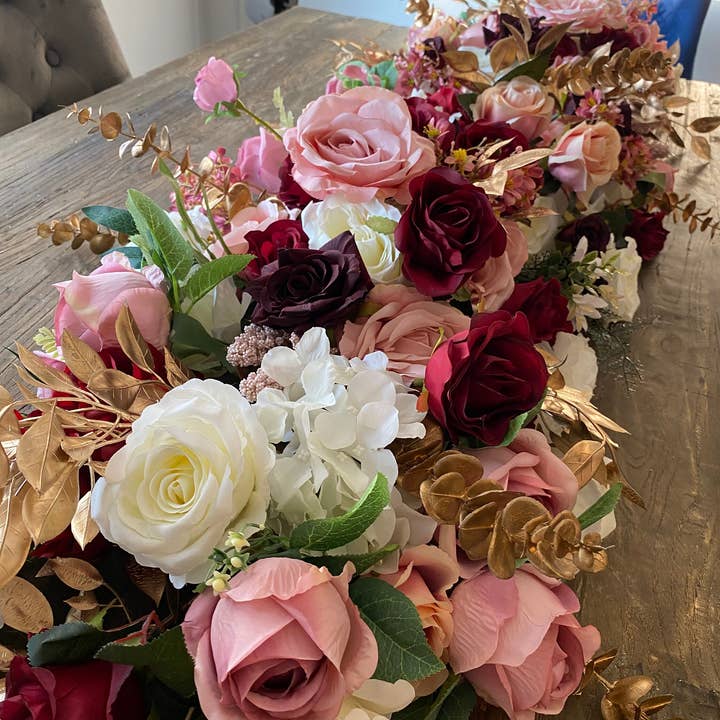 IVY CRUZ - Vendita all'ingrosso Bandierine/Ghirlande - Ghirlanda di fiori in oro e rosa, runner a fiori bordeaux, rosa