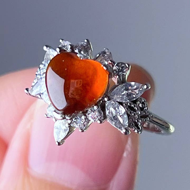 Granat Hjerte Cabochon Skåret Statement Ring for engroshandel hos Ninaouity