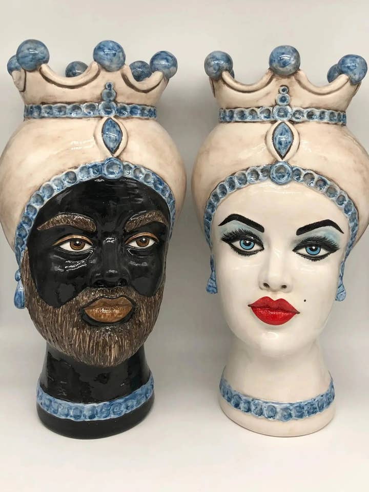 Luis Caltagirone Keramische Moor's Heads cm H.44 L.23 Handgemaakte gladde tulband Lichtblauw Ecru voor wholesale door DD Ceramiche Siciliane
