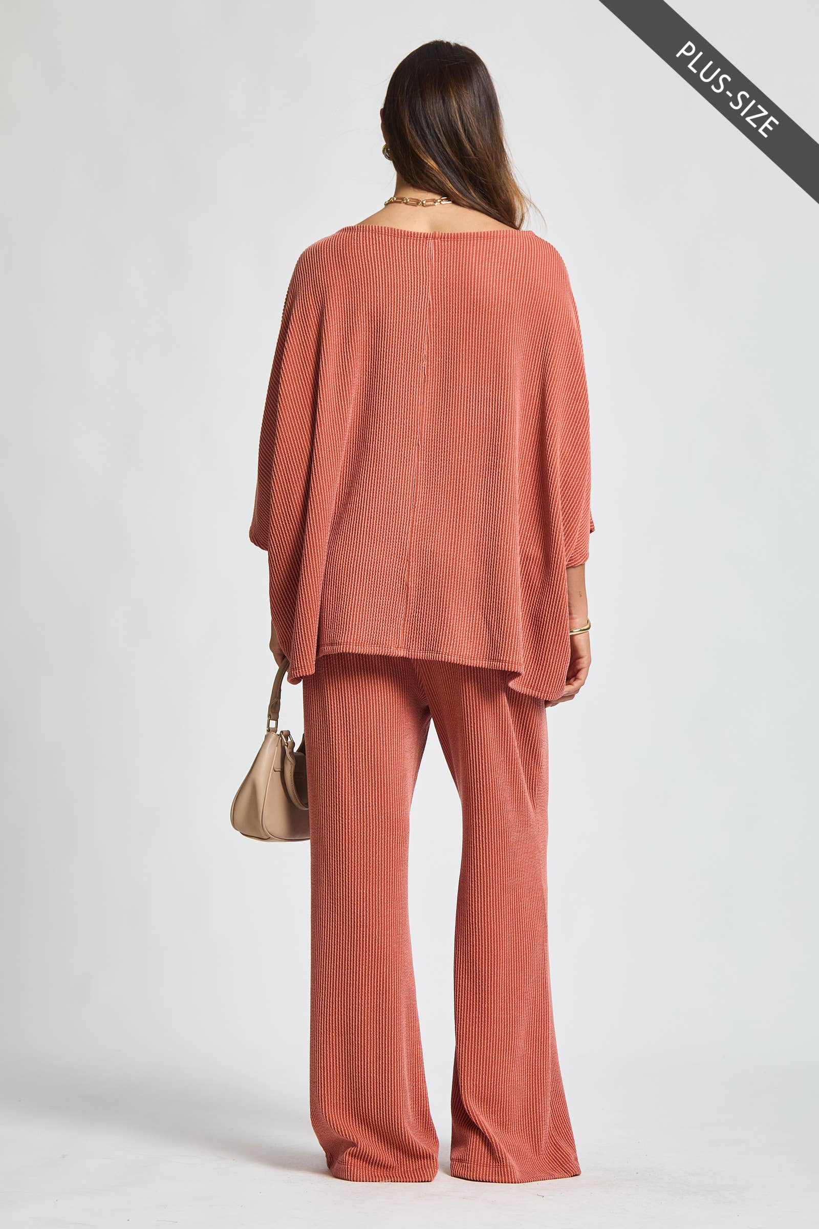 Dear Scarlett – Großhandel Set aus Oberteil und Hose (NICHT Loungewear) – Damen – Übergrößen Rippen-Poncho-Top + Fließende Weitbein-Hose6