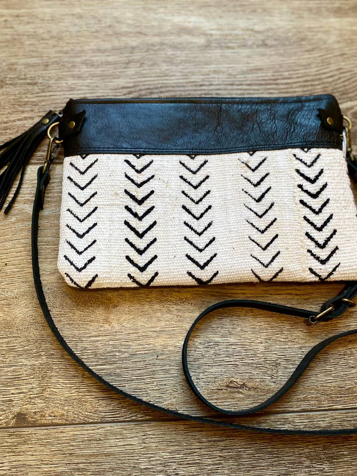 Vit lerduksväv & svart läder axelremsväska för wholesale av Anjali Goods