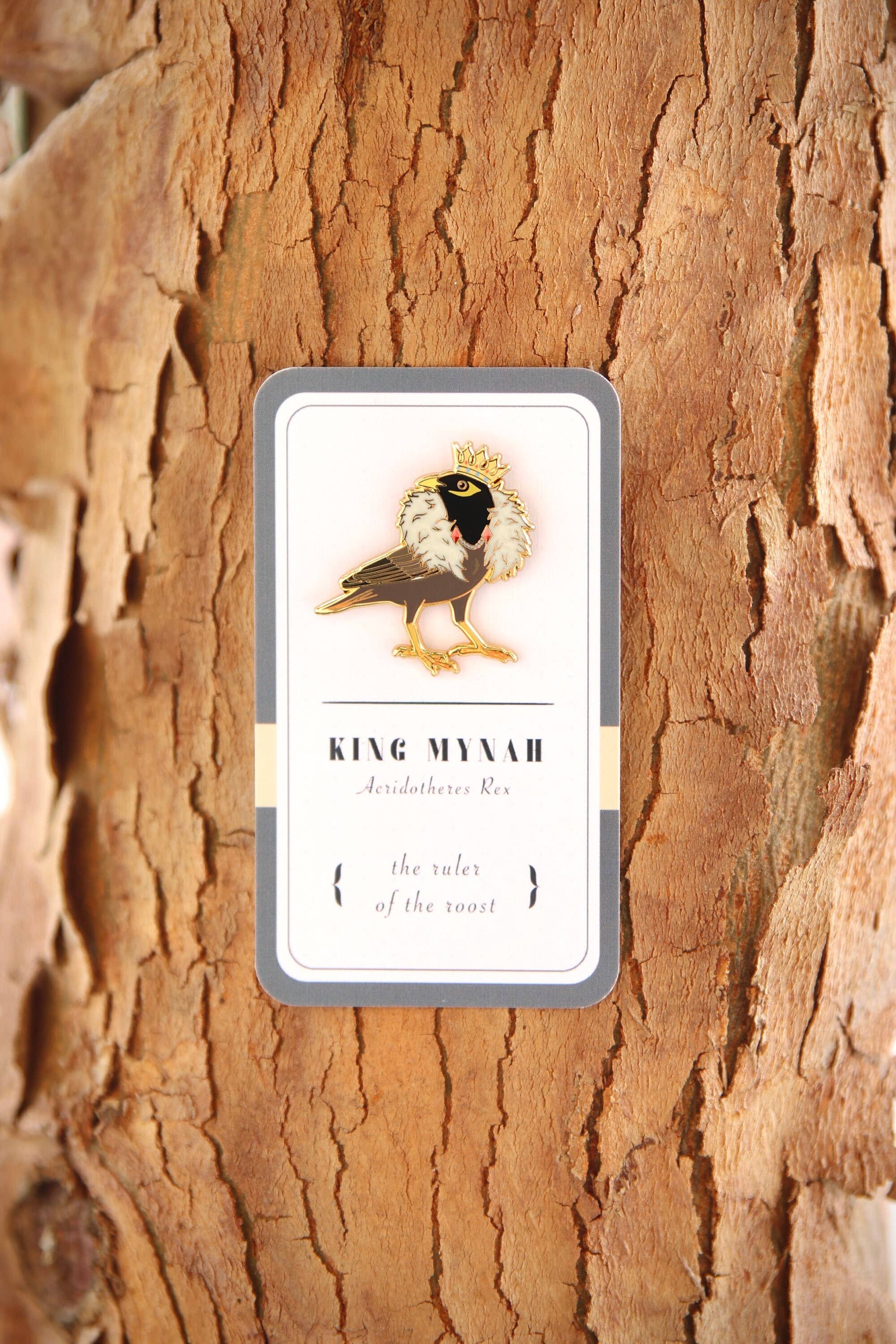 The High-End Collective - Wholesale Reversspeld/knoop - King Mynah emaille pin0