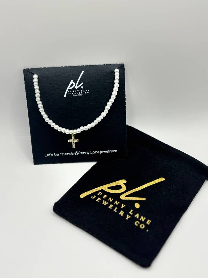 Collier croix en perles délicates Abby avec strass pour la vente par Penny Lane Jewelry Co