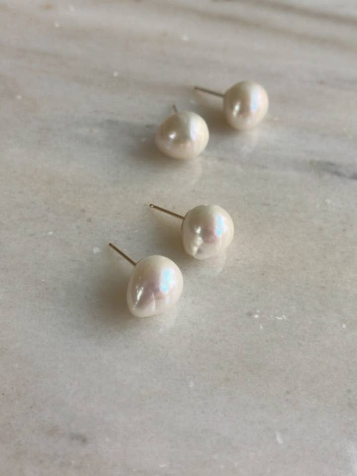 Clou d'oreille perle baroque pour la vente par Ladyfine Collective