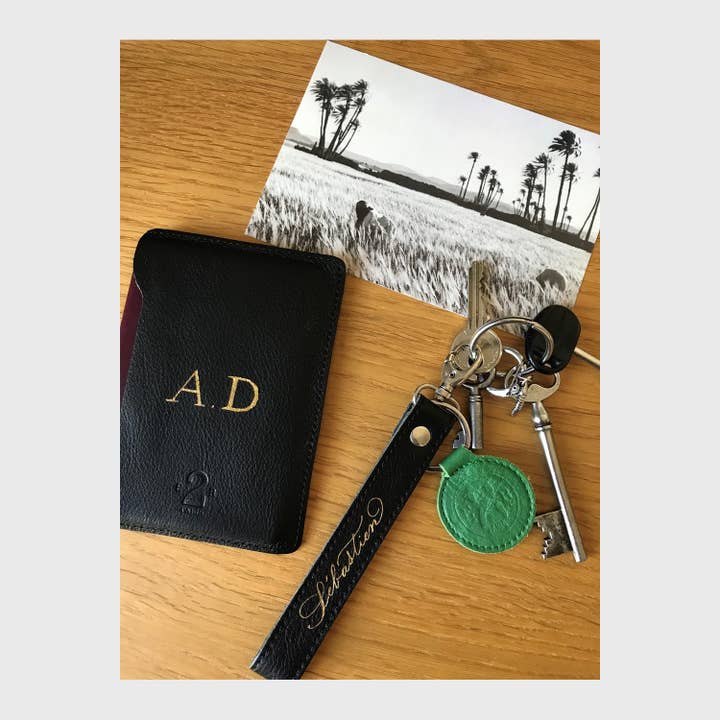 E2R PARIS - Wholesale Passport Case - Unisex - Black leather passport holder for men, women and children