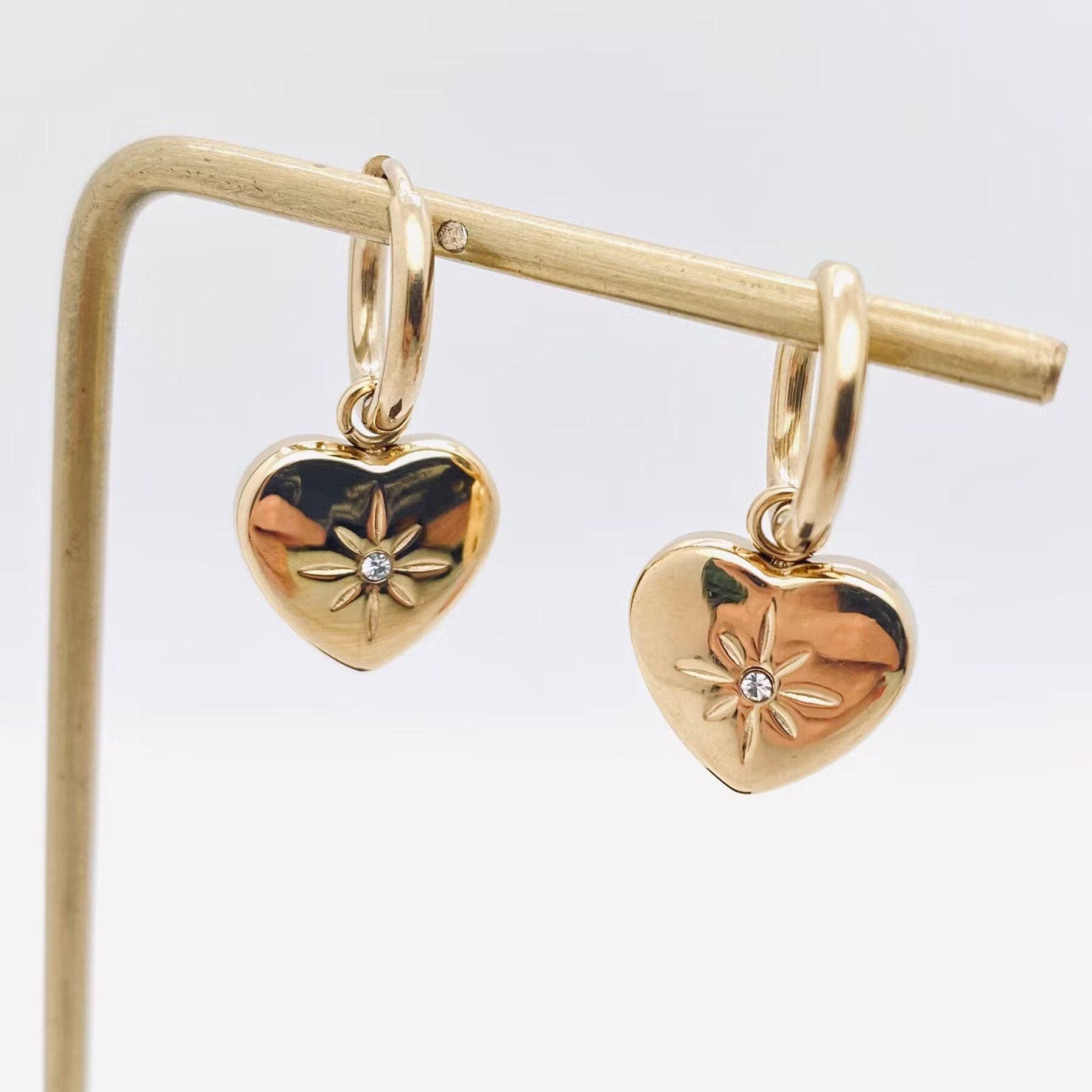 Mio Queena - Venta al por mayor Pendientes de aro pequeños - FGS - Pendientes Huggie chapados en oro de 18 quilates con forma de corazón1