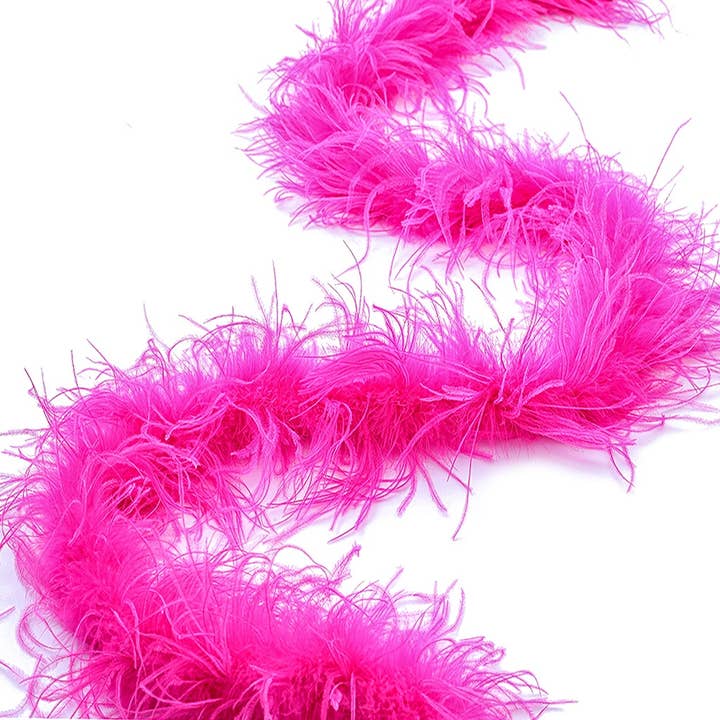 Boa en plumes d'autruche 2 plis rose shocking. pour la vente par Zucker Feather Products