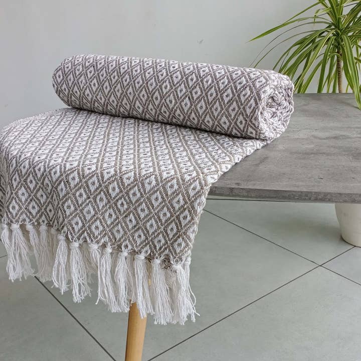 Rapport Home Furnishings Limited – wholesale Throw blanket – Eden Geometric Cotton Throw1