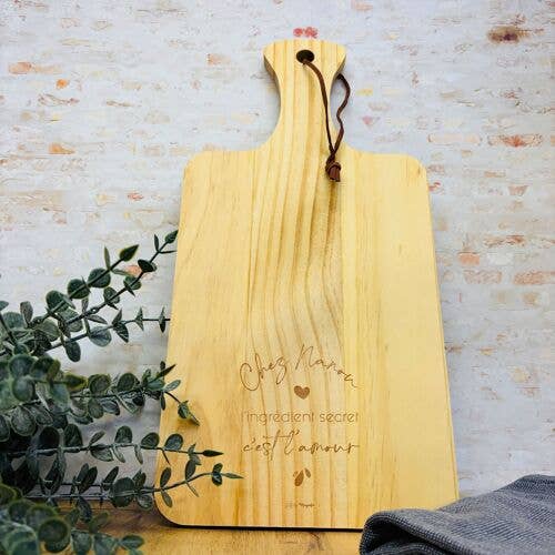 Graveret træbræt til snacks – Nanou – En kærlig og nyttig gave for engroshandel hos La vie en magenta