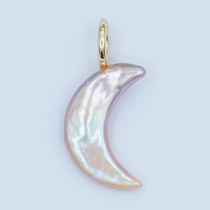 Ciondolo Celestiale a Mezzaluna con Perla d'Acqua Dolce da 23mm Placcato in Oro 24K | P1660. per la vendita all'ingrosso da parte di Aim Eternal