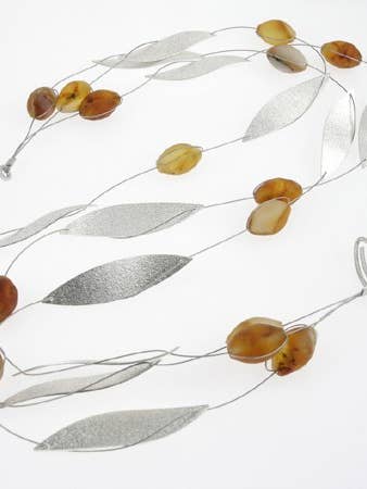 Cognac ravbær og sølvblade halskæde for engroshandel hos Mia's Polish Treasures