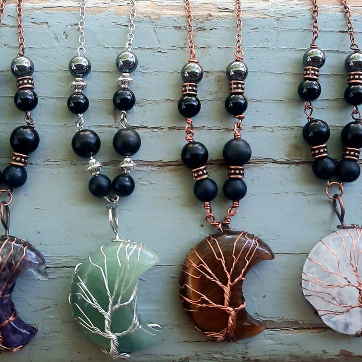 Collier en fil de fer avec cristal de lune croissant en shungite, hématite et tourmaline noire pour la vente par Secret Synergy Stones