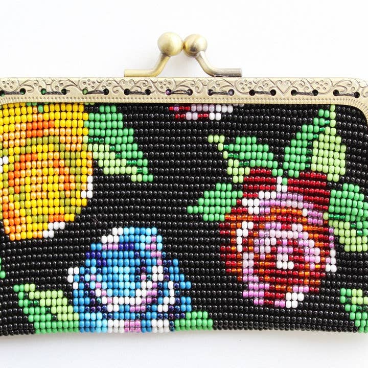 Porte-monnaie à fleurs perlées avec cadre en métal et fermoir multicolore pour la vente par La Casa Cotzal S.A.