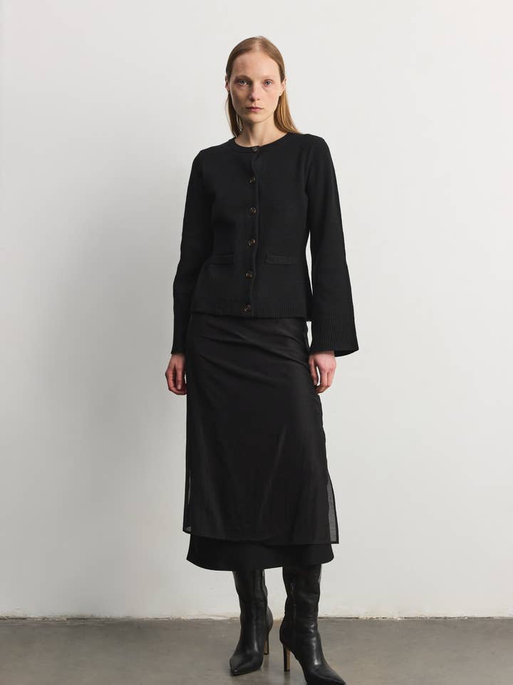 MOD REF – Engroshandel Cardigan - Dame – The Tyler Cardigan | Kvindesweater med klokkeærmer og knapper2