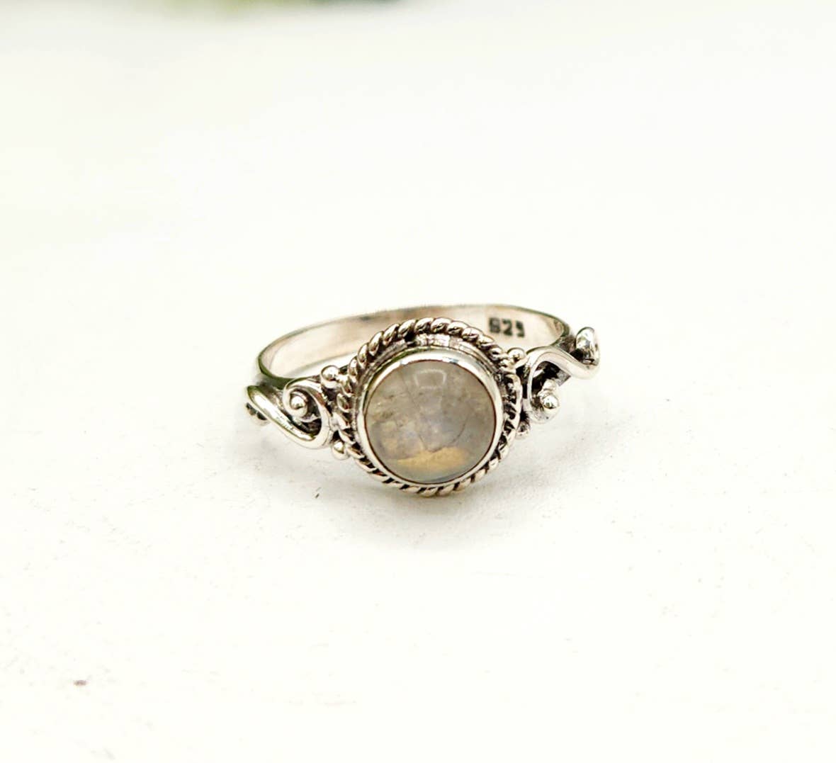 Meraki Gemstones - Vendita all'ingrosso Anelli con pietra singola/solitario - Anello in argento sterling 925 con pietra semipreziosa di pietra di luna arcobaleno da 8 mm1