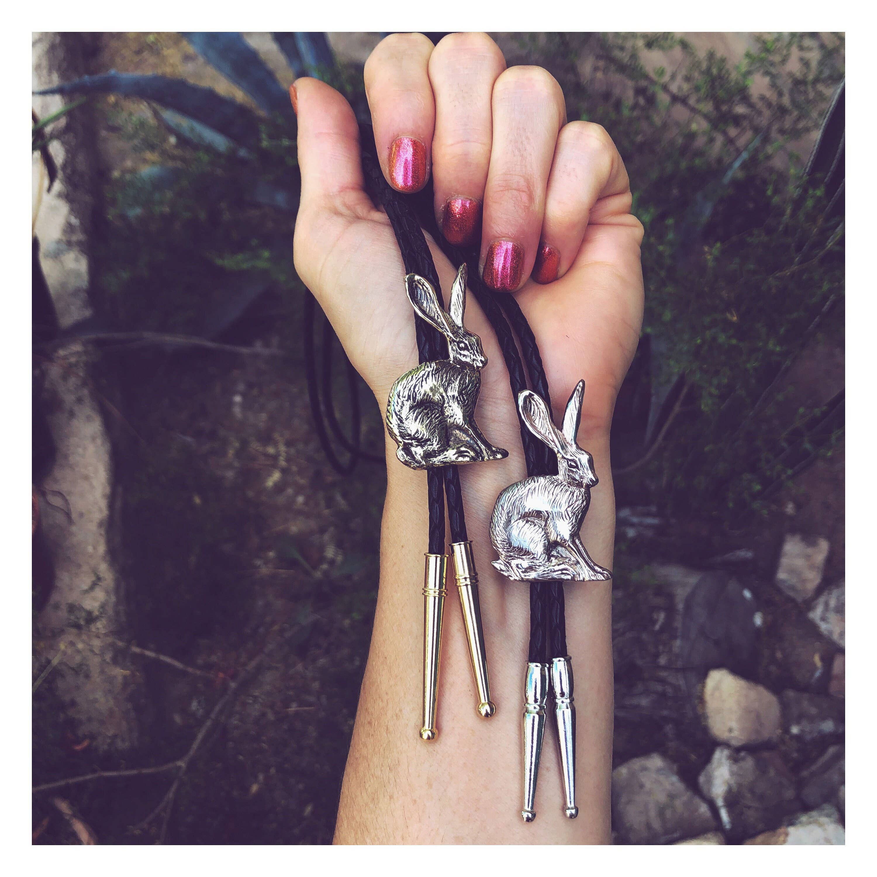 HELIOTROPE - Vendita all'ingrosso Collana con ciondolo/pendaglio - Bolo Tie con Lepre dalla coda nera4