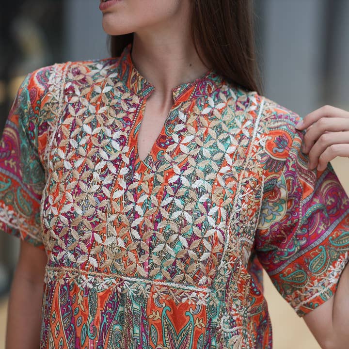 Meghan sidenklänning med broderi- Deep Orange för wholesale av Camilla Øhrling Jewelry