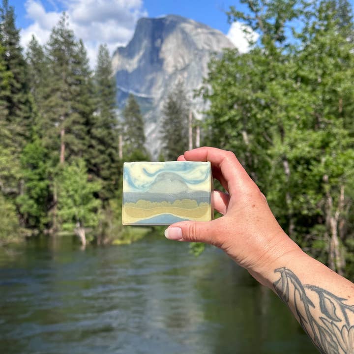 Savon demi-dôme//Lavande, géranium, citronnelle pour la vente par Delta Tule