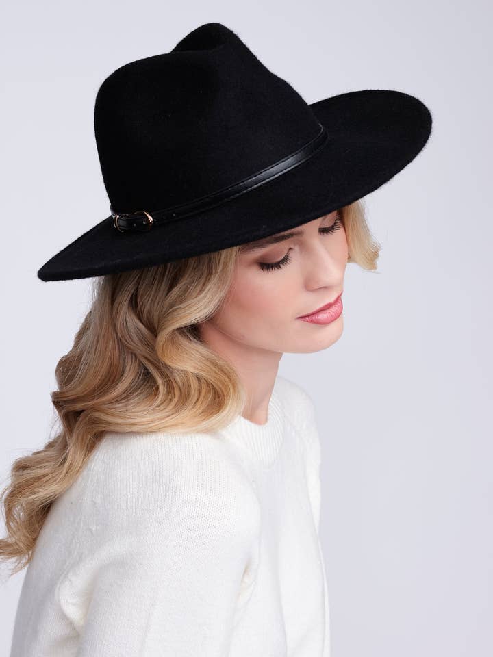 Miriam Hatt - Svart för wholesale av Pia Rossini Ltd