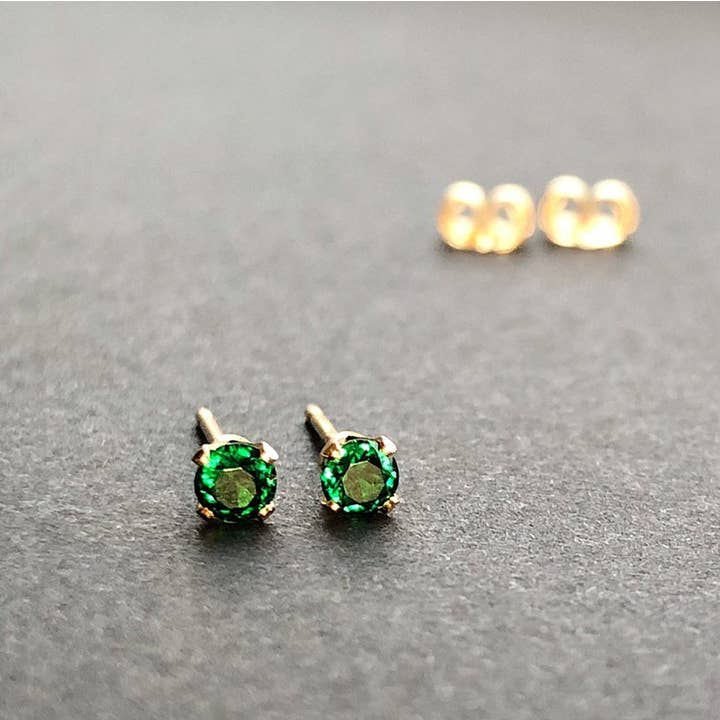 Puces d'oreilles émeraude de 3 mm | Boucles d'oreilles en or 14 carats pour la vente par From Brooklyn With Love