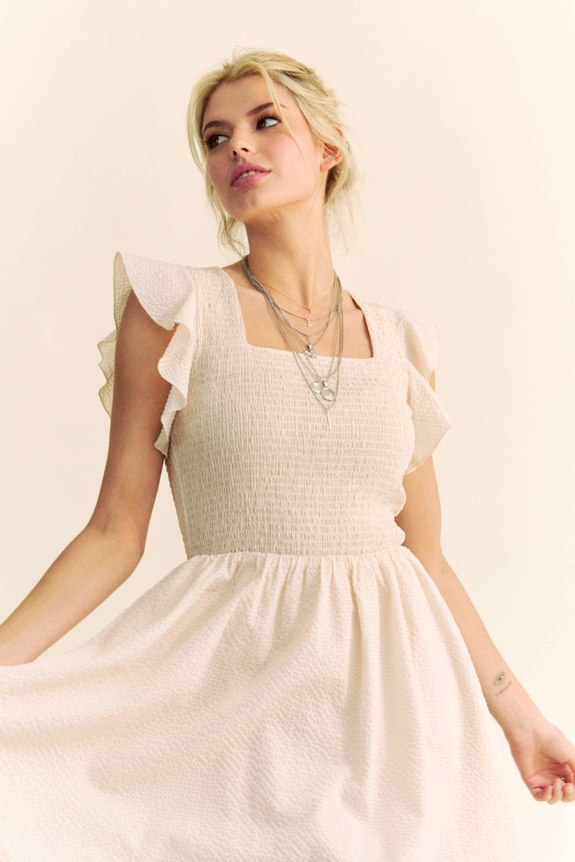 Davi & Dani – wholesale Klänning - Dam – TEXTURERAD VOLANGÄRMAD SMOCKAD MIDIKLÄNNING0