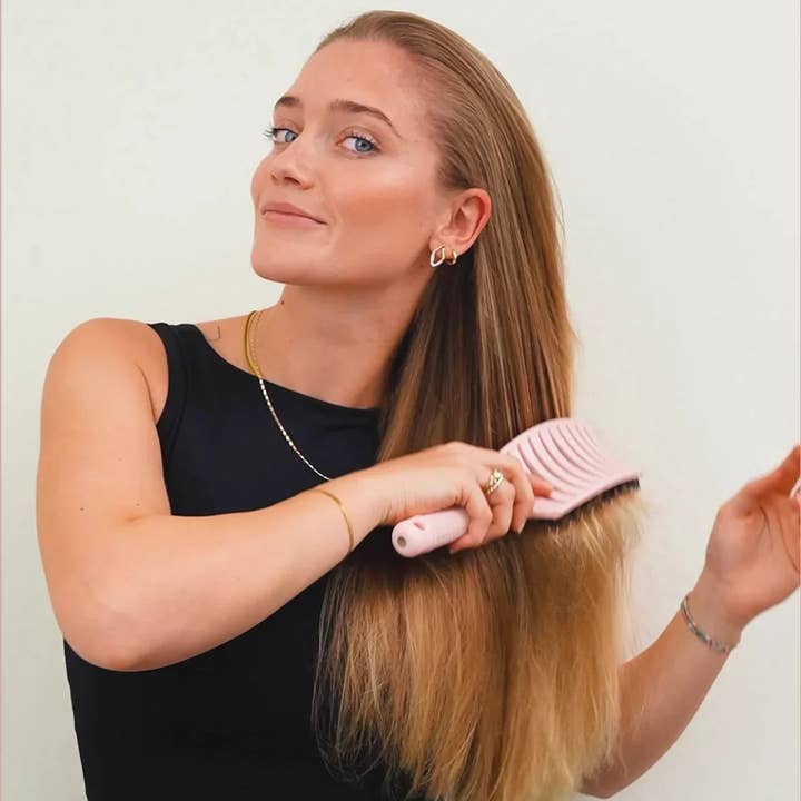 Yuaia Haircare – Engroshandel Hårbørste/kam – Hårbørste med ornebørster - Curved Paddle Brush3