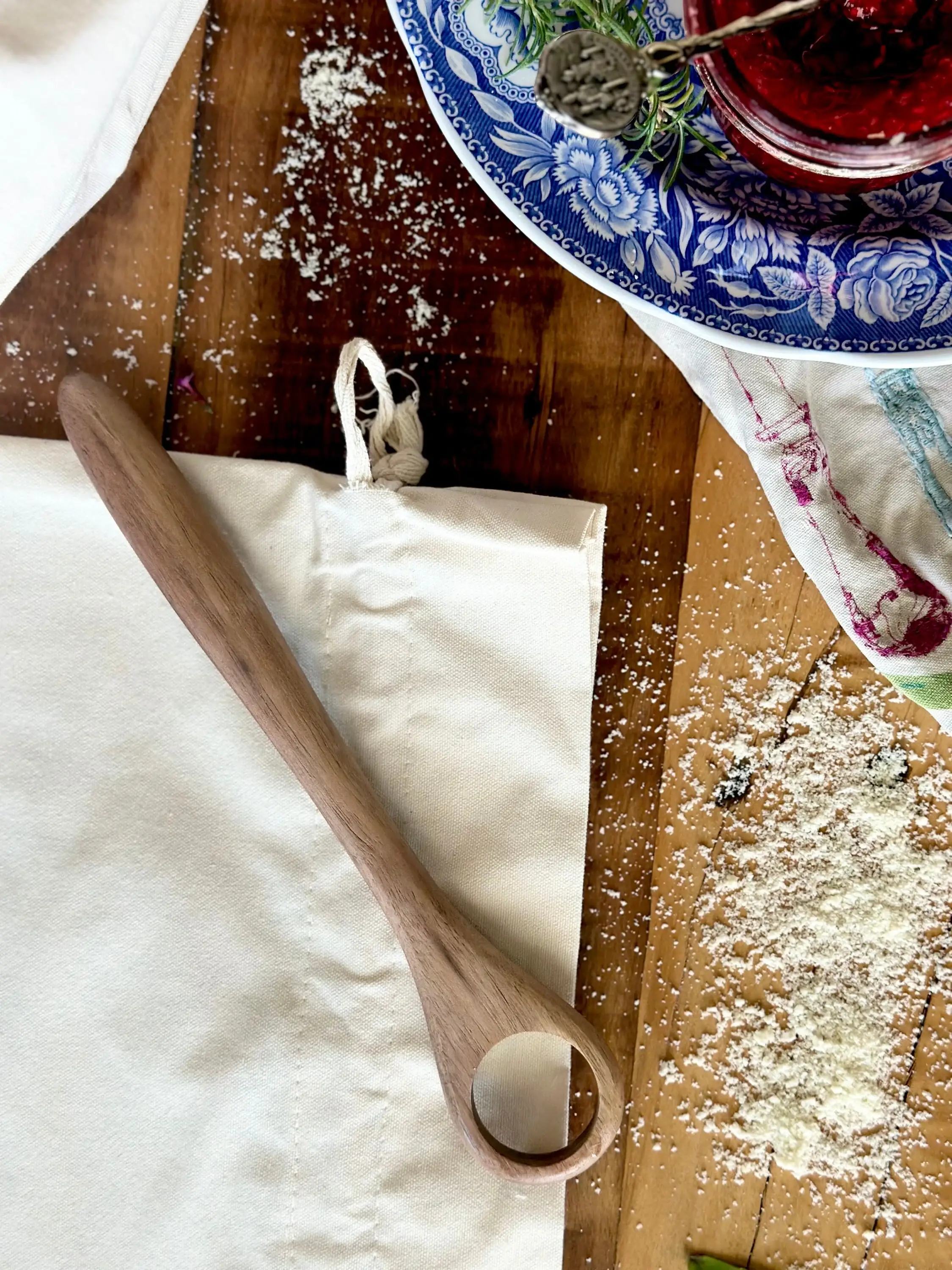 Salt & York – Engroshandel Køkkenske – Håndlavet dansk dejpisker i valnøddetræ3