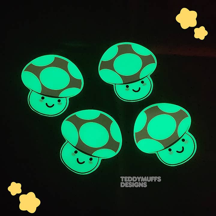 Autocollant en forme de champignon qui brille dans le noir pour la vente par Teddymuffs Designs
