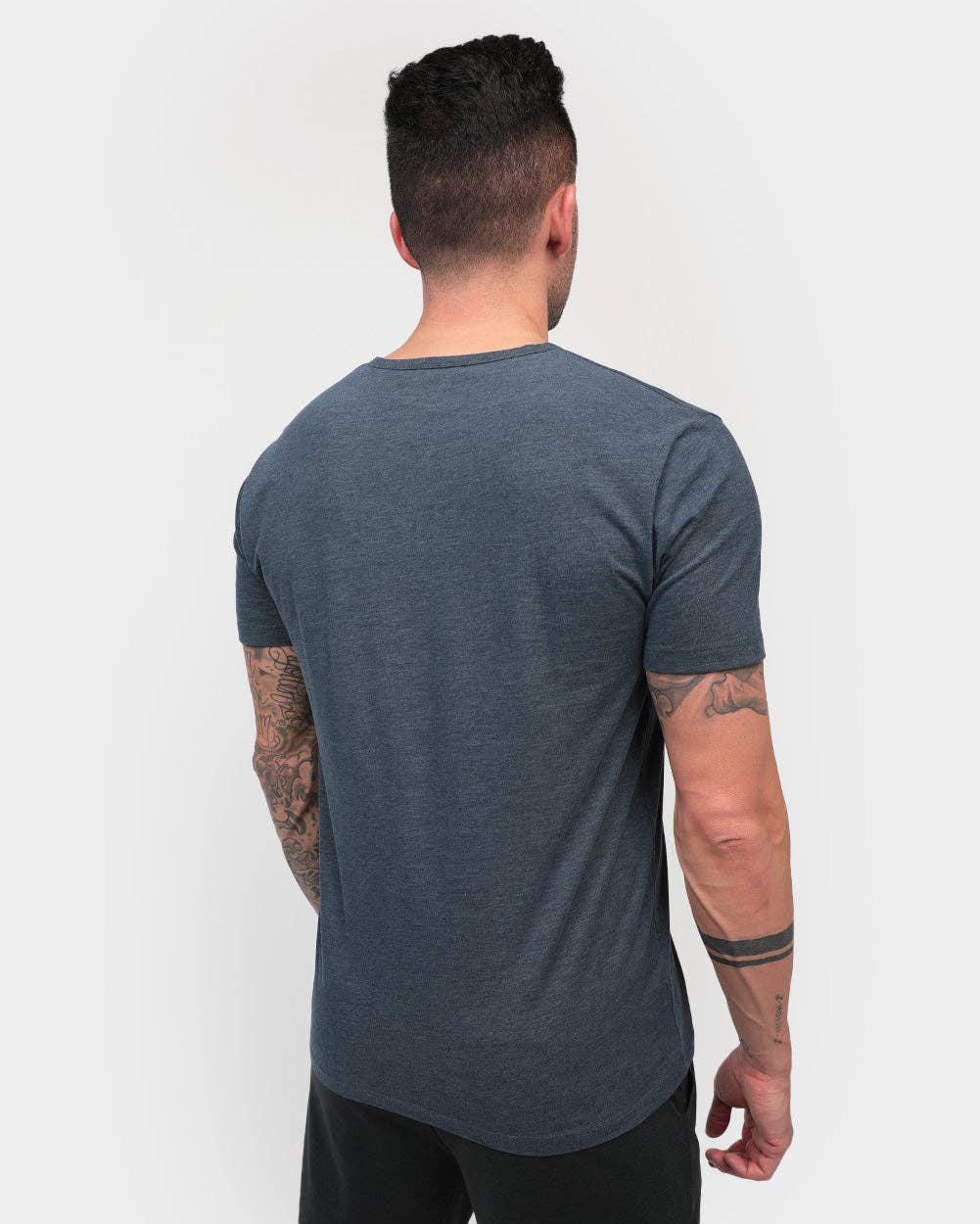 INTO THE AM – Engroshandel T-shirt – til mænd – Herre T-shirt med korte ærmer og henley-udskæring20