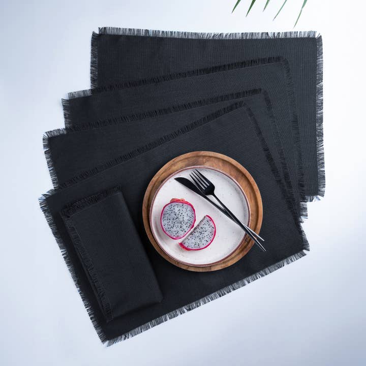 Sets de table noirs en faux lin 14 x 19 pouces - Frange pour la vente par D'Moksha